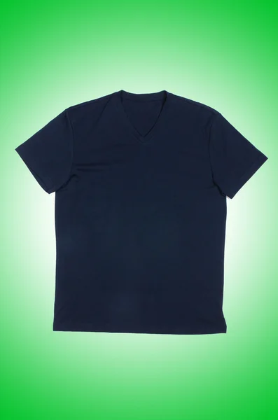 Mörkt manlig t-shirt — Stockfoto