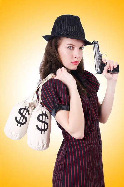 Nainen gangsteri aseen kanssa — kuvapankkivalokuva