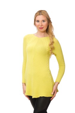 Sarı bluzlu güzel bir kadın beyazlar içinde soyutlanmış.