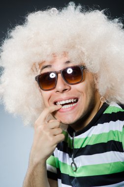 Afro saç modeli ile komik adam