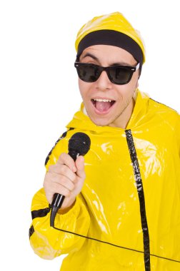 Beyaz mikrofonlu komik sanatçı.