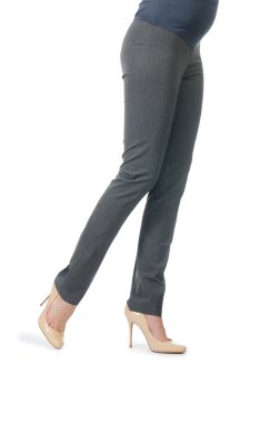 Beyaz tenli hamile kadınlar için kıyafetler.