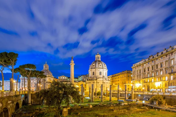 Roma ruines selama jam malam di Roma Italia — Stok Foto