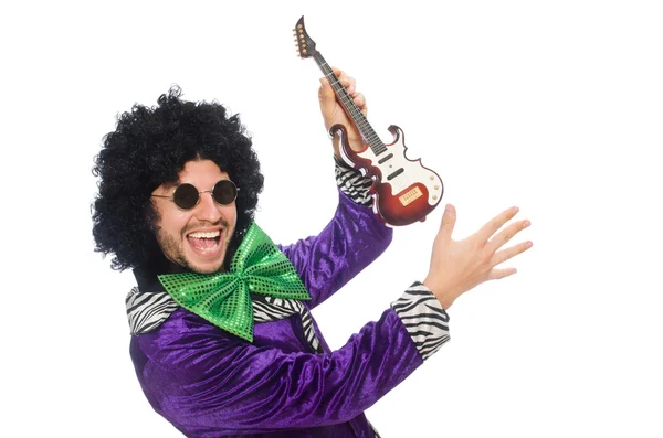 Homme drôle avec guitare jouet isolé sur blanc — Photo