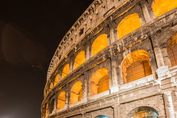 Известный Колизей в вечерние часы — стоковое фото