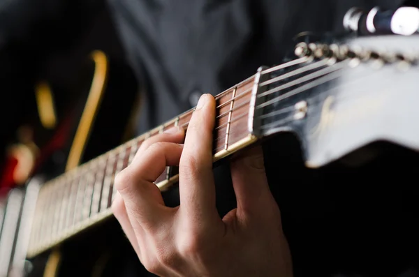 Homem com guitarra durante concerto — Fotografia de Stock