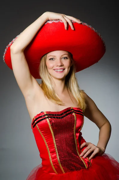 Vrouw dragen sombrero hoed — Stockfoto