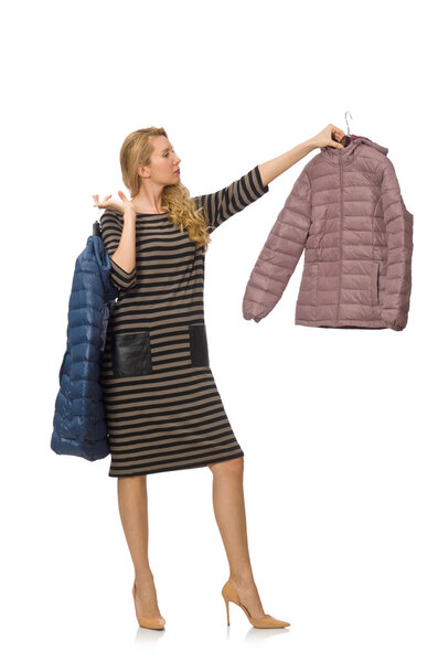 Красивая женщина в зимней сиреневой куртке изолирована на белом