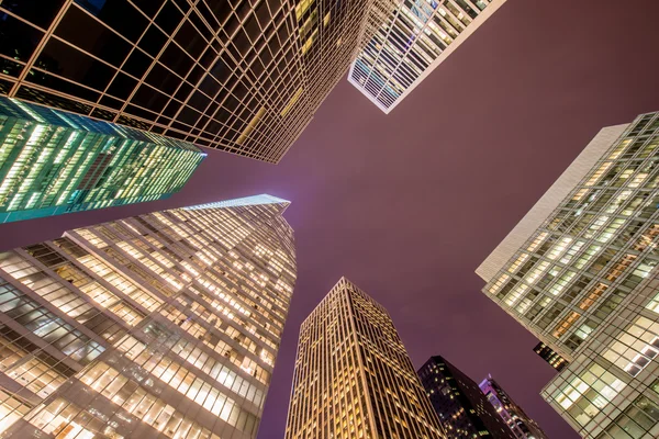 Berömda skyskrapor i New York på natten — Stockfoto