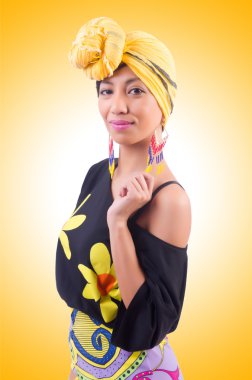 kız yaz tatili için hazırlanıyor