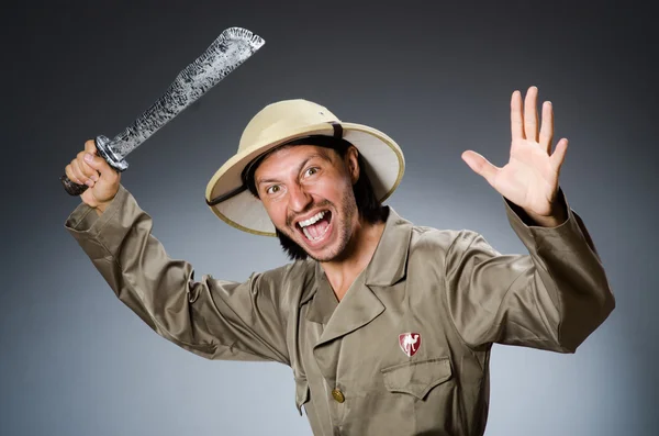 Komik safari avcı gri bir arka plana dayanır — Stok fotoğraf