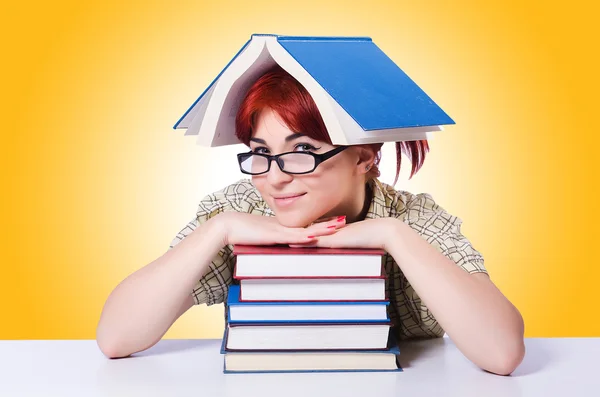 Meisje student met boeken tegen het verloop — Stockfoto