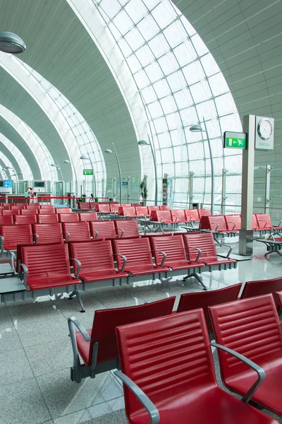 Rode stoelen in de luchthaven — Stockfoto