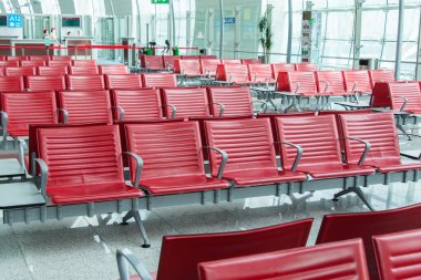 Havaalanında kırmızı sandalyeler.