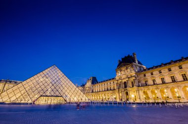 gün batımında Louvre Müzesi