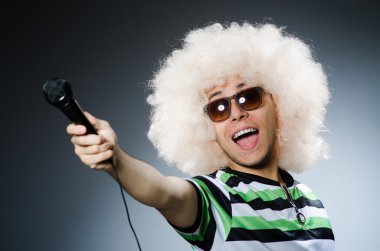 Afro saç modeli ile komik adam