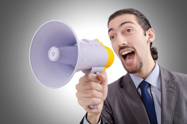 man schreeuwen en schreeuwen met luidspreker