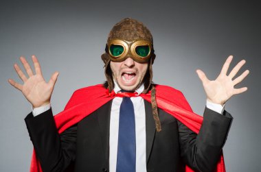 Kırmızı giysili bir adam komik bir konseptte