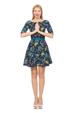 Koyu mavi çiçekli elbiseli kadın, beyaz tenli.