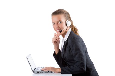 Dizüstü bilgisayarda yazarak Ofis Müdürü