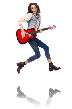 Gitarlı, beyaz tenli, gülümseyen kız.