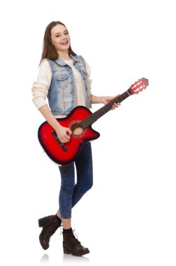Gitarlı, beyaz tenli, gülümseyen kız.
