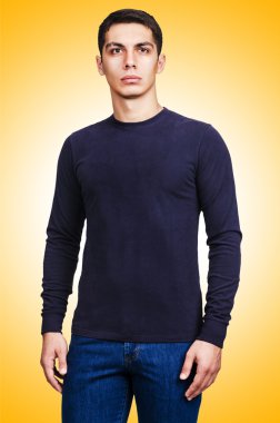 Degrade karşı erkek kazak