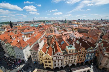 Parlak yaz gününde Prag manzarası