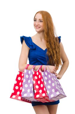 Koyu mavi elbiseli güzel bayan beyazda soyutlanmış.