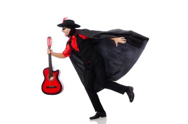 Karnaval ceketli, gitarlı, beyaz tenli genç adam.