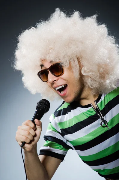 Hombre divertido con peinado afro — Foto de Stock