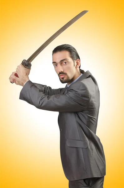 Бізнесмен з мечем проти градієнта — стокове фото