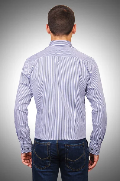 Modelo masculino con camisa contra el gradiente — Foto de Stock