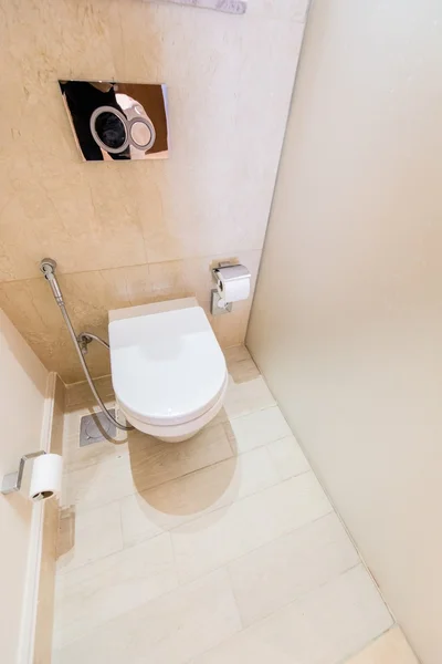 Toilettenraum im modernen Interieur — Stockfoto