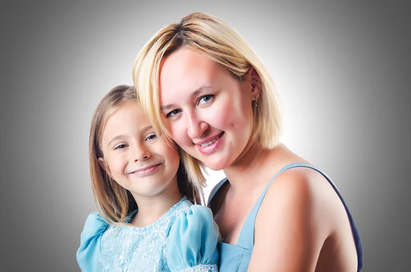 Feliz mamá y su hija contra el gradiente — Foto de Stock