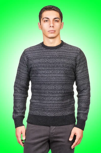 Человек в свитере против градиента — стоковое фото