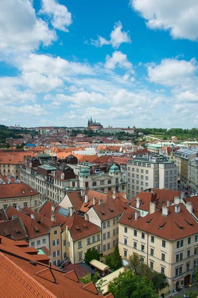 Parlak yaz gününde Prag manzarası — Stok fotoğraf