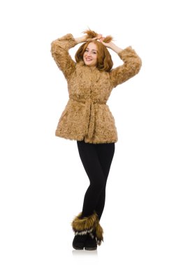 Kürk mantolu kızıl kız, beyaz tenli.