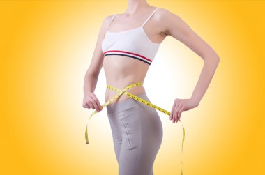 Diyet konseptinde santimetre olan genç bir kız.