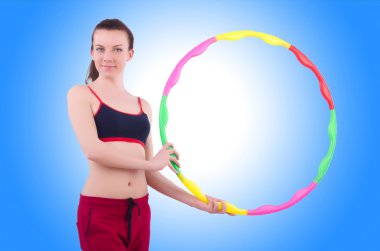 Kadın hulahop ile egzersiz yapıyor.