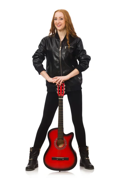 Красивая девушка с гитарой — стоковое фото