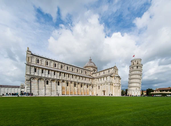 Beroemde scheve toren van Pisa tijdens de zomerdag — Stockfoto