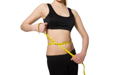 Diyet konseptinde santimetre olan genç bir kız.