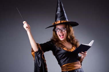 Cadı pis numaralarını yapıyor.