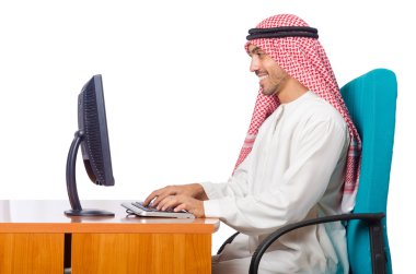 Arap işadamı bilgisayarda çalışıyor