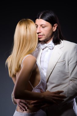 Birbirine aşık iki erkek ve kadın.