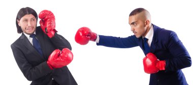 İki işadamı beyazlar arasında boks yapıyor.