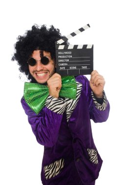 Peruk üzerinde beyaz izole clapper kurulu ile komik adam