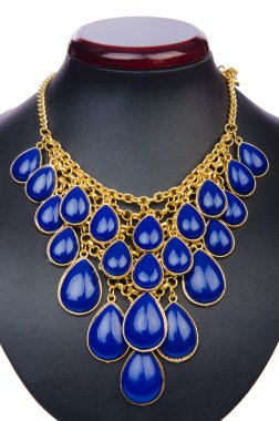 Güzel kolye, beyazın üzerinde.