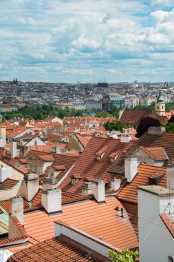 Parlak yaz gününde Prag manzarası